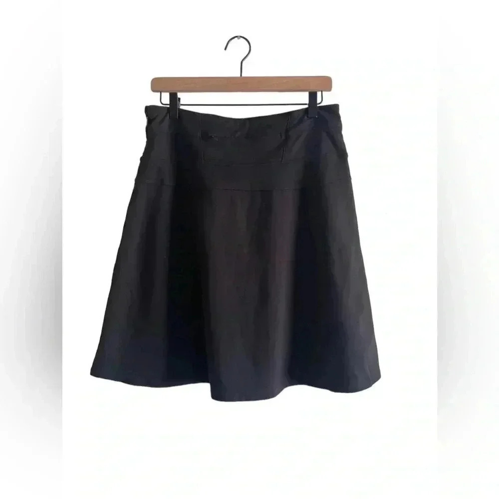 Athleta Women's Black Skirt With Zipper on the Side. Size 8T